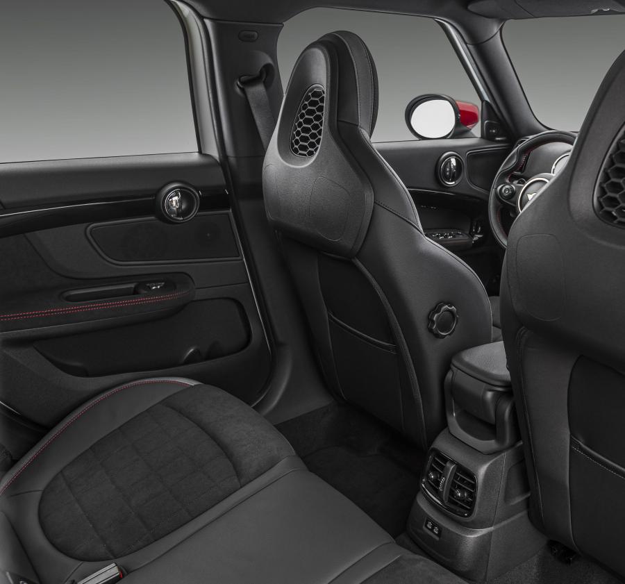 Интерьер Mini John Cooper Works Countryman (F60) 2017 года  (LA) (фото 21 из 41)
